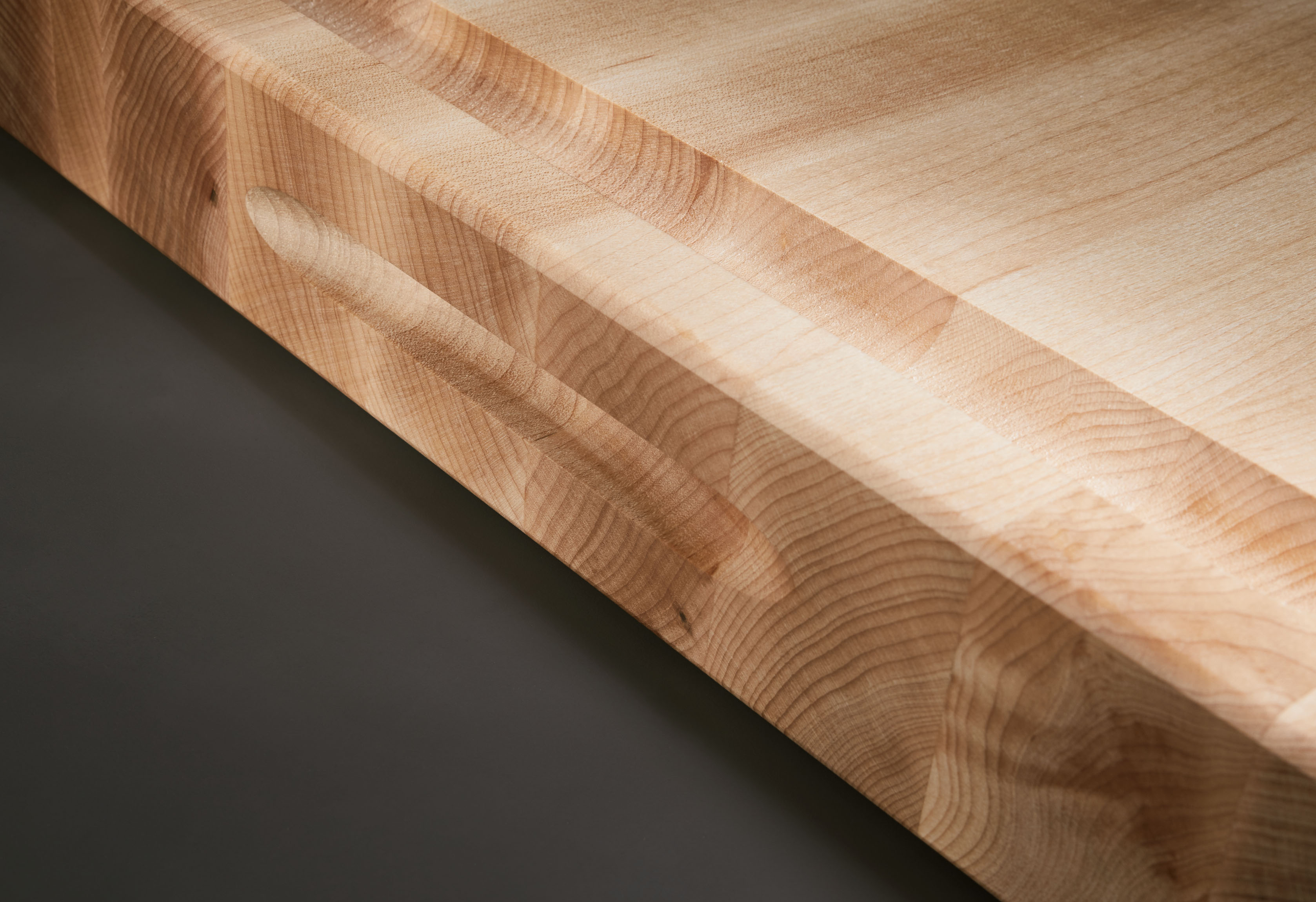 Mittleres Schneidebrett mit Saftrille Ahorn 6cm