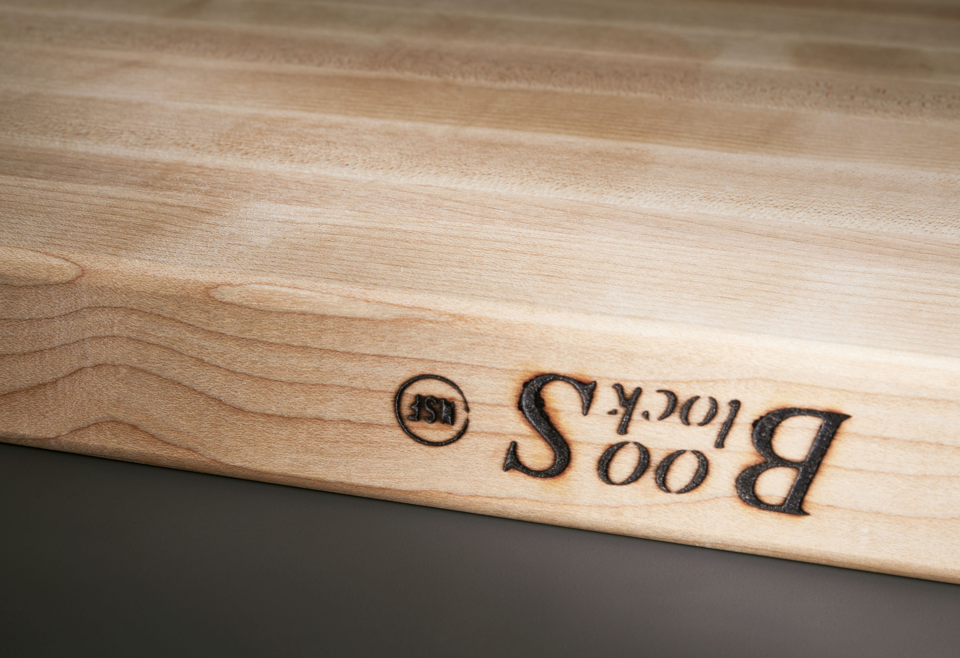 Großes Schneidebrett mit Saftrille Ahorn 4cm