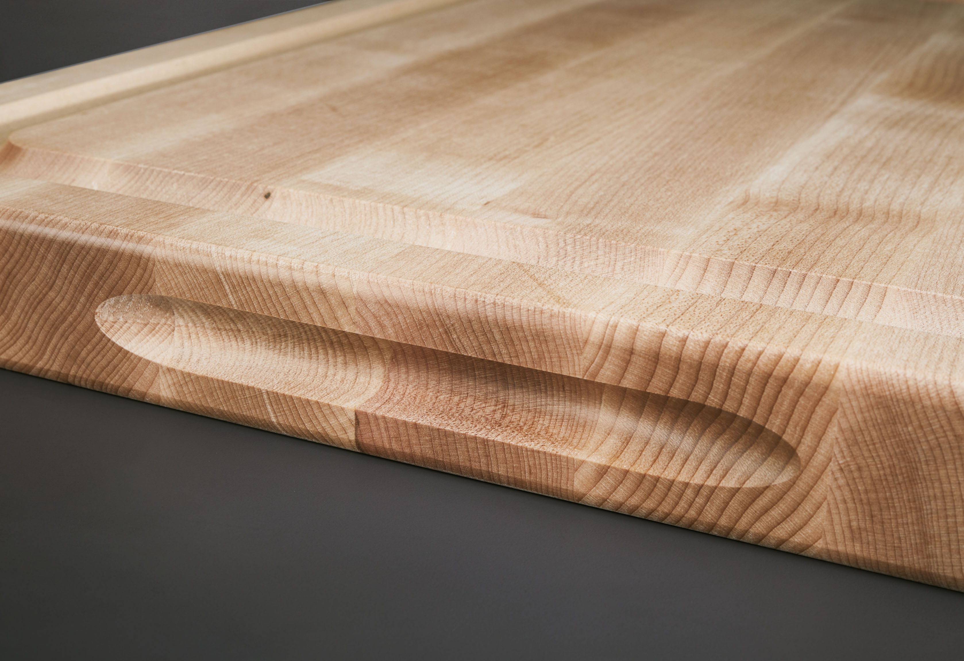 Großes Schneidebrett mit Saftrille Ahorn 4cm