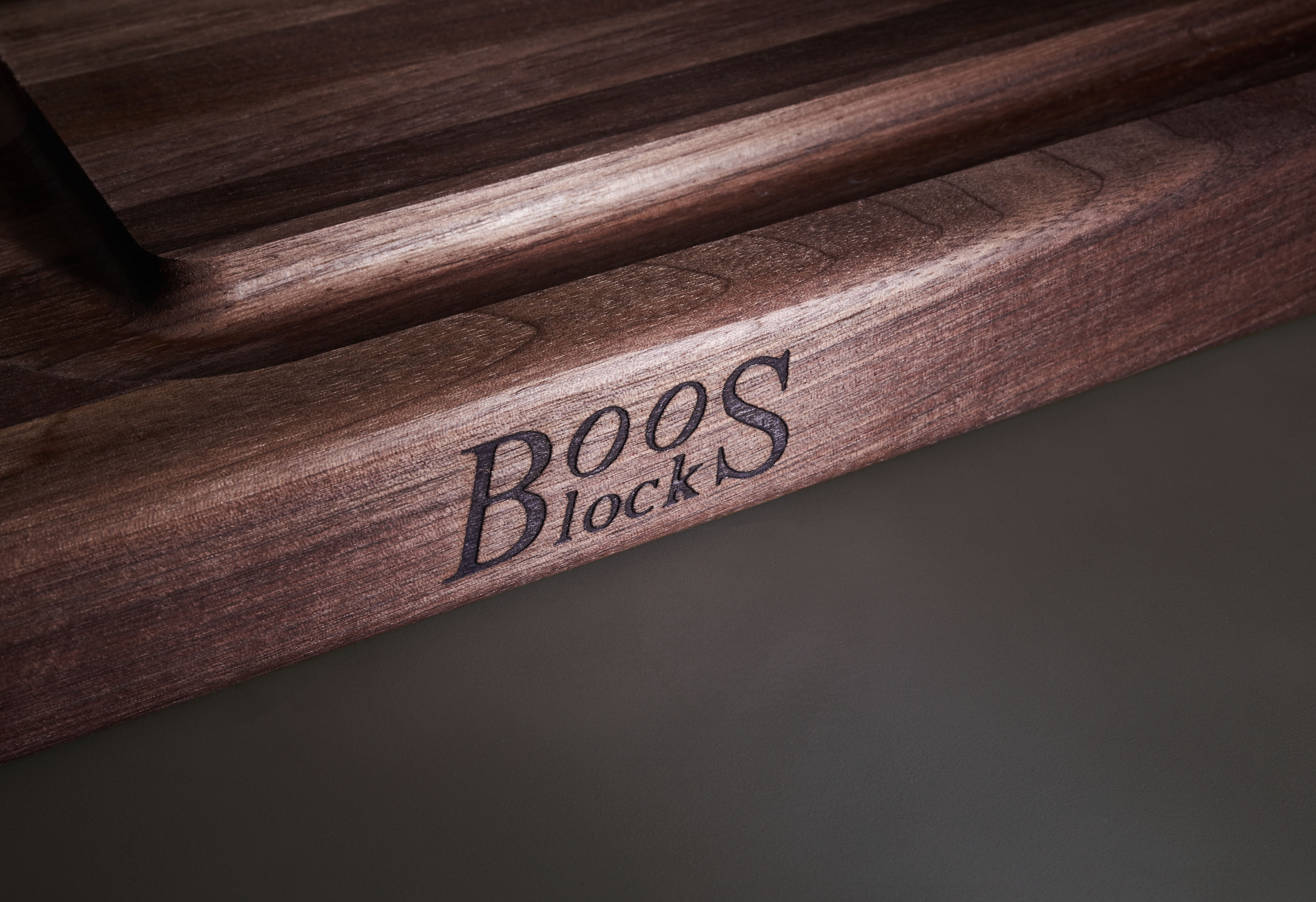 Großes Gourmet Schneidebrett mit Saftrille 4cm